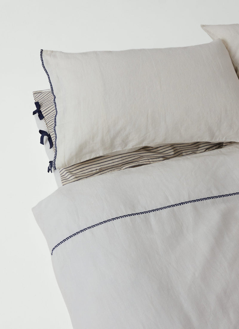 Bud Embroidered Pillowcase Set | Ivory/Delft Blue