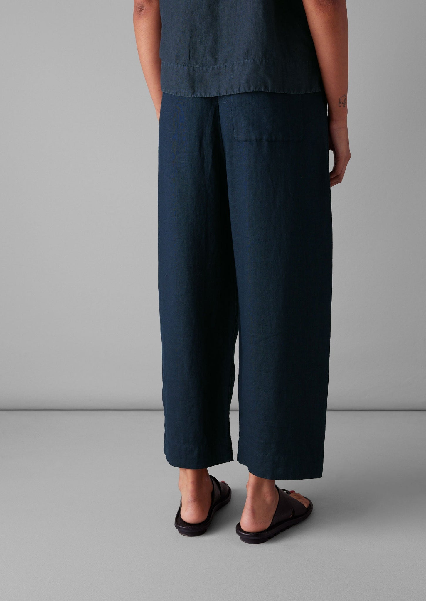 Garment Dyed Linen Barrel Leg Pants | Midnight